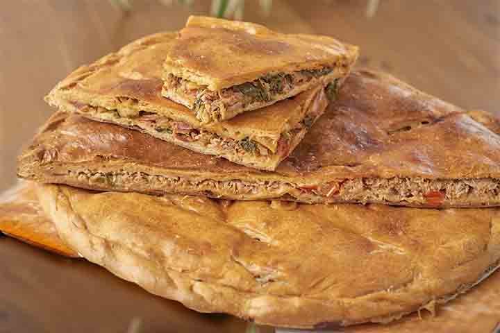 Na Espanha, há empanadas grandes servidas em pedaços, como a empanada galega, feita em tabuleiro com recheios de atum, sardinha ou carne, além de cebola e pimentão. São parte da tradição desde tempos medievais.