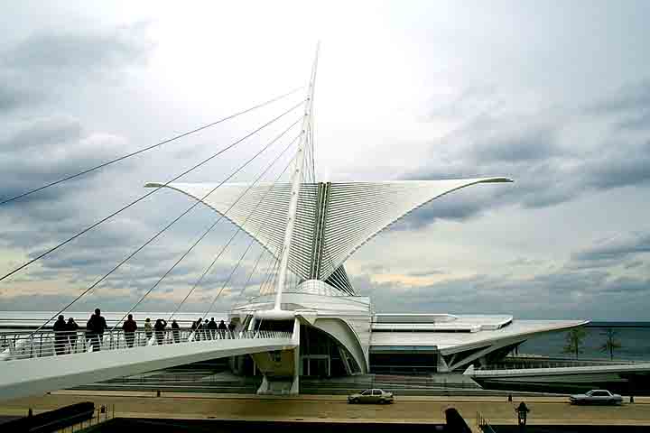 Pavilhão Quadracci, em Milwaukee, nos Estados Unidos - Elemento móvel semelhante às asas de um pássaro, que abre e fecha conforme a luz do dia.
