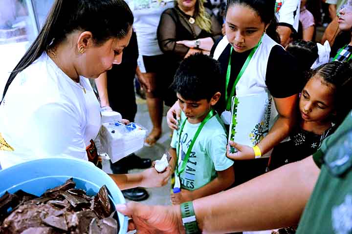 A distribuição do chocolate consolidou a proposta da Rota do Cacau de aproximar o público urbano dos produtos da floresta. Procurou também incentivar o consumo consciente e o reconhecimento da biodiversidade amazônica.