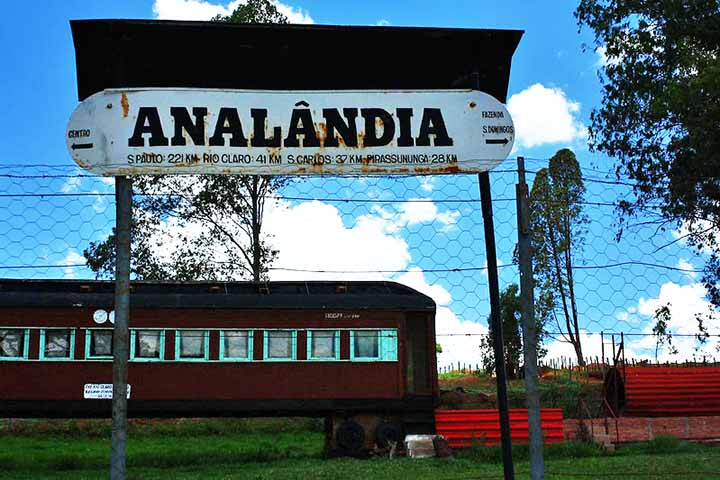 Analândia mantém algumas construções da chamada era do café. Os turistas podem conhecer a antiga Estação Ferroviária Annápolis, da Cia. Paulista de Estrada de Ferro.
