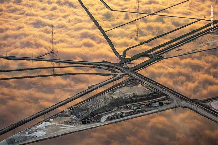 Foto de Jassen Todorov - Em lagoa de extração de sal na baía de São Francisco, na Califórnia, nos Estados Unidos, câmera capta o reflexo das nuvens.  
