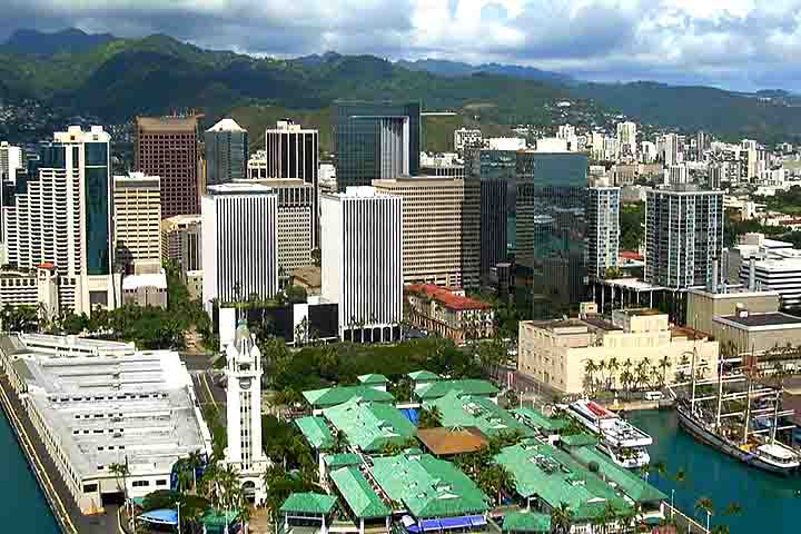 A palavra "Honolulu" significa "baía protegida" ou "porto calmo" em havaiano. O nome reflete a localização da cidade em uma baía que oferece um refúgio seguro para embarcações. 