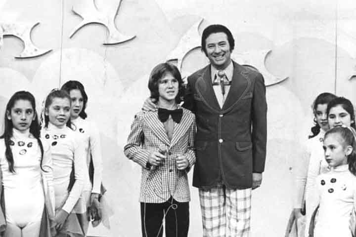 <p>O apresentador se tornou o “rei dos calouros”, sendo responsável por descobrir e lançar centenas de artistas na música nacional.</p>
