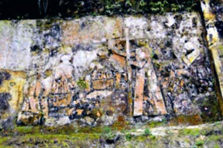 Painel 1 do Paredão de Esculturas – “A primeira Missa no Brasil” - Paredão de Esculturas de Orleans une arte e fé em rochas às margens do Rio Tubarão - Reprodução do Livro, Esculturas do Paredão