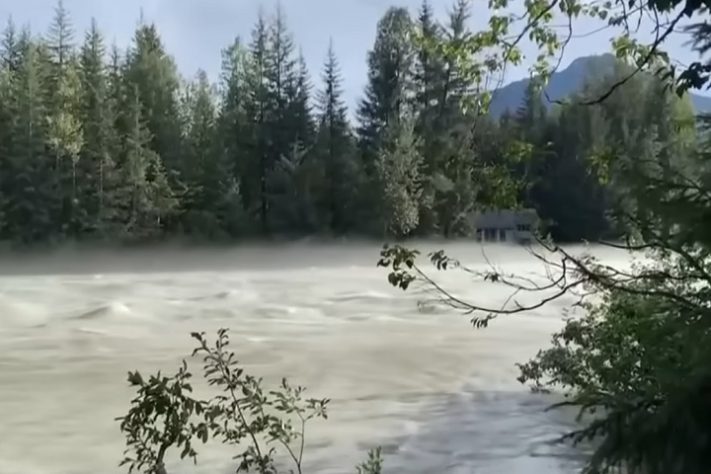 Alasca (Alaska) tem ordem de evacuação por conta de derretimento de geleira (2025) - Reprodução/CBS News
