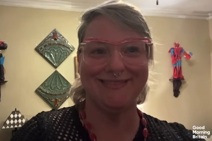 Agora, a assistente social, moradora de Minnesota, nos Estados Unidos, busca reconhecimento histórico da família real britânica sobre esse possível "traço sanguíneo real".