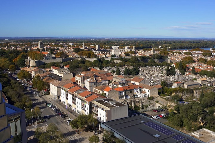Arles é uma cidade de aproximadamente 52 mil habitantes localizada no sul da França, na região da Provença-Alpes-Costa Azul, às margens do rio Ródano.-Reprodução/YouTube