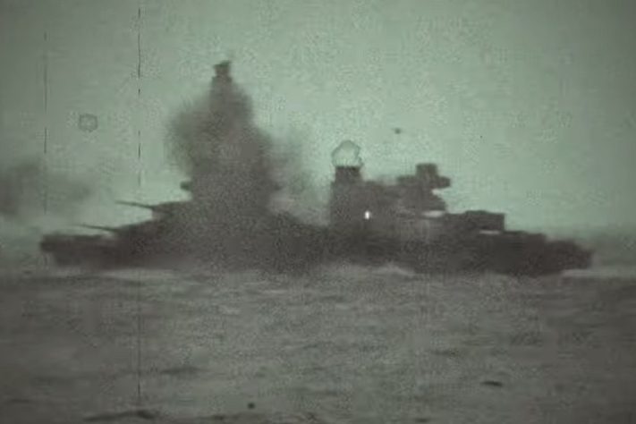 Navio lança torpedos em batalha da 2ª Guerra no Estreito de Iron Bottom - Reprodução/The National Archives