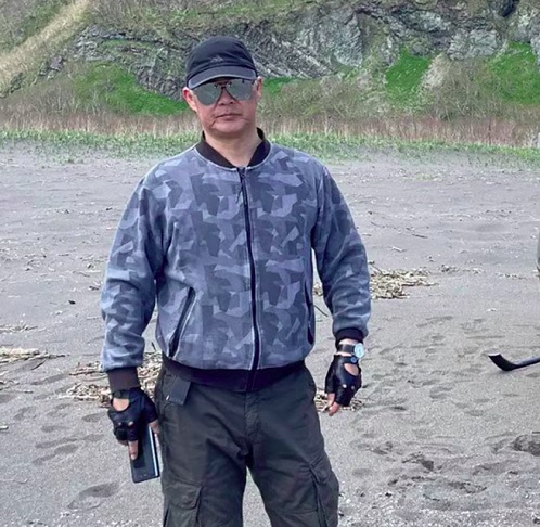 Igor Kan, 59 anos, sofreu uma parada cardíaca durante um voo turístico sobre o vulcão Krasheninnikov, na península de Kamchatka, na Rússia.