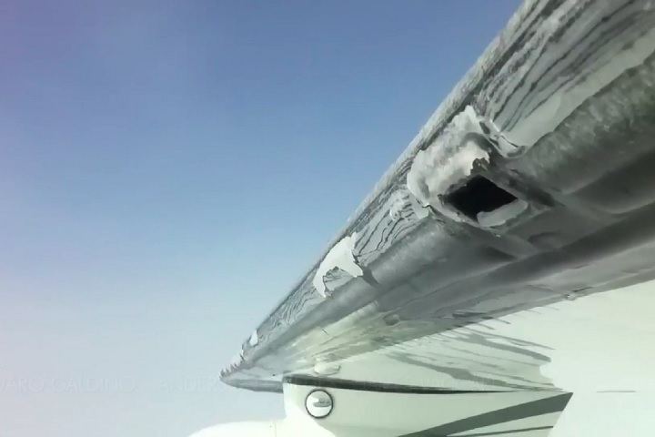 Naquele dia, condições meteorológicas críticas aumentaram o acúmulo de gelo nas asas, e o sistema de degelo, já conhecido por falhas, não funcionou adequadamente.