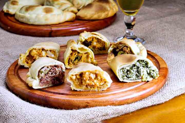 Os recheios são muito variados: carne bovina, frango, peixe, presunto com queijo, palmito, legumes, ou versões doces com banana, goiabada ou doce de leite. A versatilidade é uma marca desse alimento.
