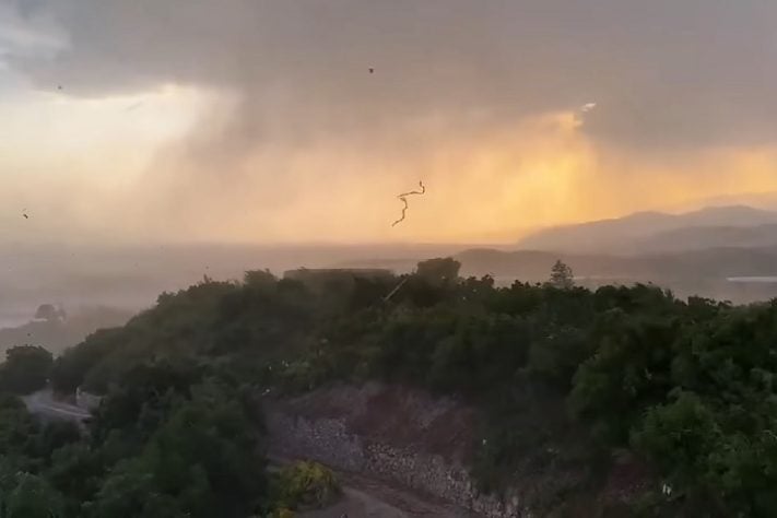 Explosão de calor atinge praia na Espanha e surpreende banhistas com ventania e calor repentino - Reprodução