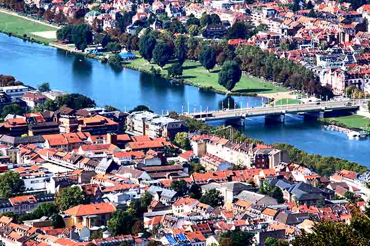 A universidade conta com aproximadamente 30.000 estudantes, sendo um terço deles estrangeiros, com um universo cosmopolita. 