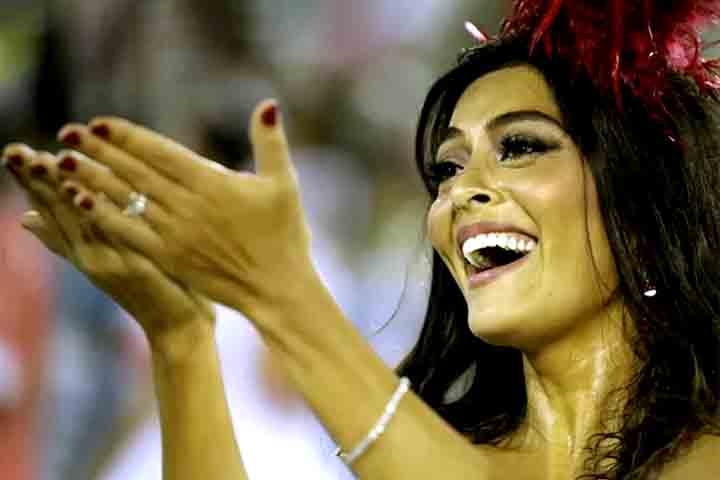 No Carnaval de 2004, Juliana Paes substitui Luma de Oliveira à frente da bateria da Viradouro. Ao lado de Ciça, fez uma dobradinha de sucesso e marcou seu nome na agremiação. 
