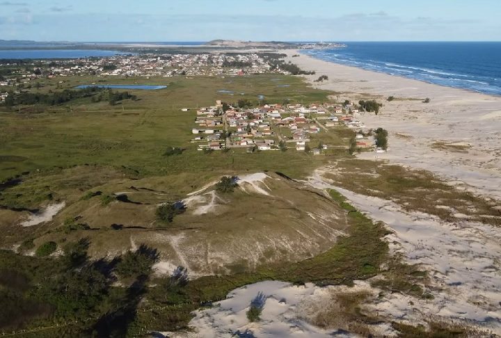 Esse sambaqui tem 31 metros de altura e 300 metros de comprimento.