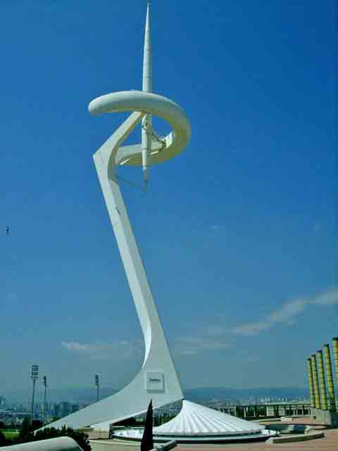 A arquitetura de Calatrava é marcante e profundamente influenciada por formas orgânicas - esqueletos, ossos, movimentos humanos e ritmos da natureza. 
