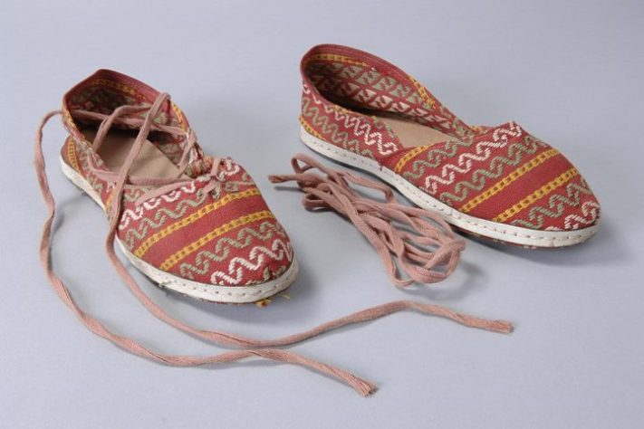 Espadrilles ou Alpargatas (Espanha e América Latina) - Calçados típicos de povos ou lugares do mundo -- Wikimedia Commons/Museum Rotterdam