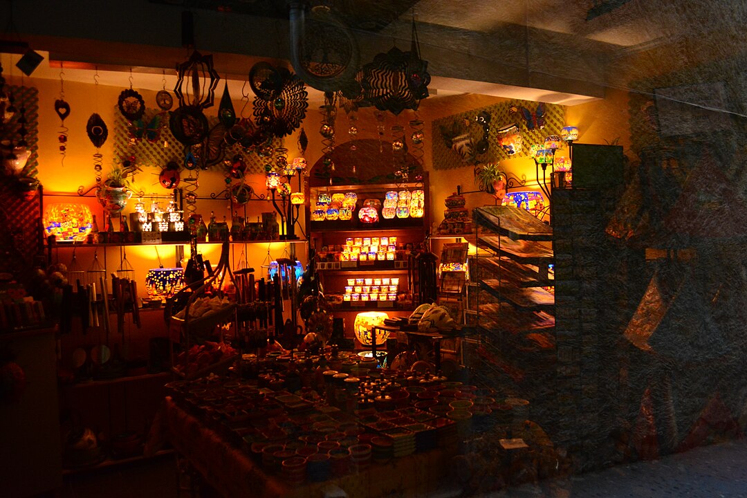 Durante o verão, há espetáculos noturnos com luz e som que recriam episódios da história medieval da cidade. Por dentro, lojas também entram no ritmo.