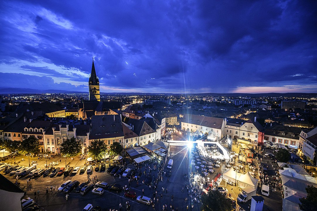 Mesmo nas cidades maiores próximas às montanhas, como Sibiu e Cluj-Napoca, é possível perceber a presença das lendas. Drácula virou marca turística, mas também um símbolo cultural reinterpretado com orgulho.