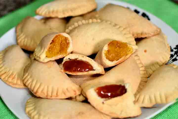 As empanadas doces são mais comuns em algumas regiões da Argentina e do Paraguai, onde são servidas como sobremesa e polvilhadas com açúcar e canela. Algumas versões levam frutas ou compotas.