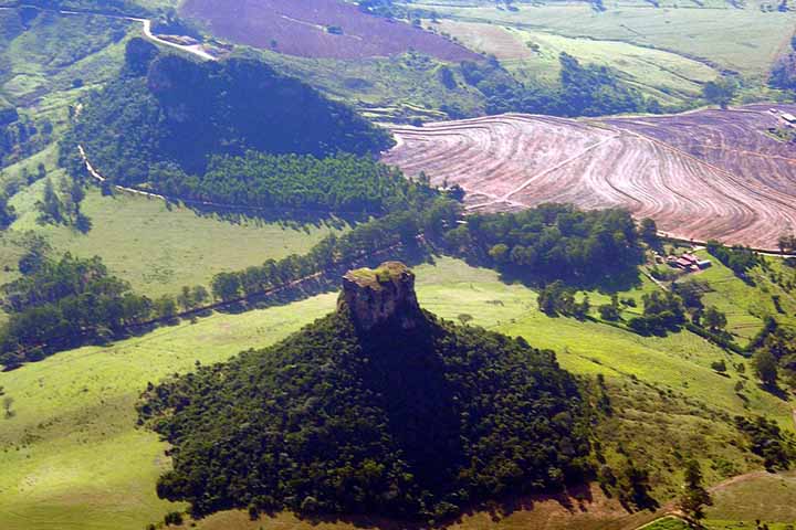 Adeptos de atividades de aventura como rafting, arvorismo, tirolesa, rapel e cicloturismo, por exemplo, tem na localidade uma excelente opção.
