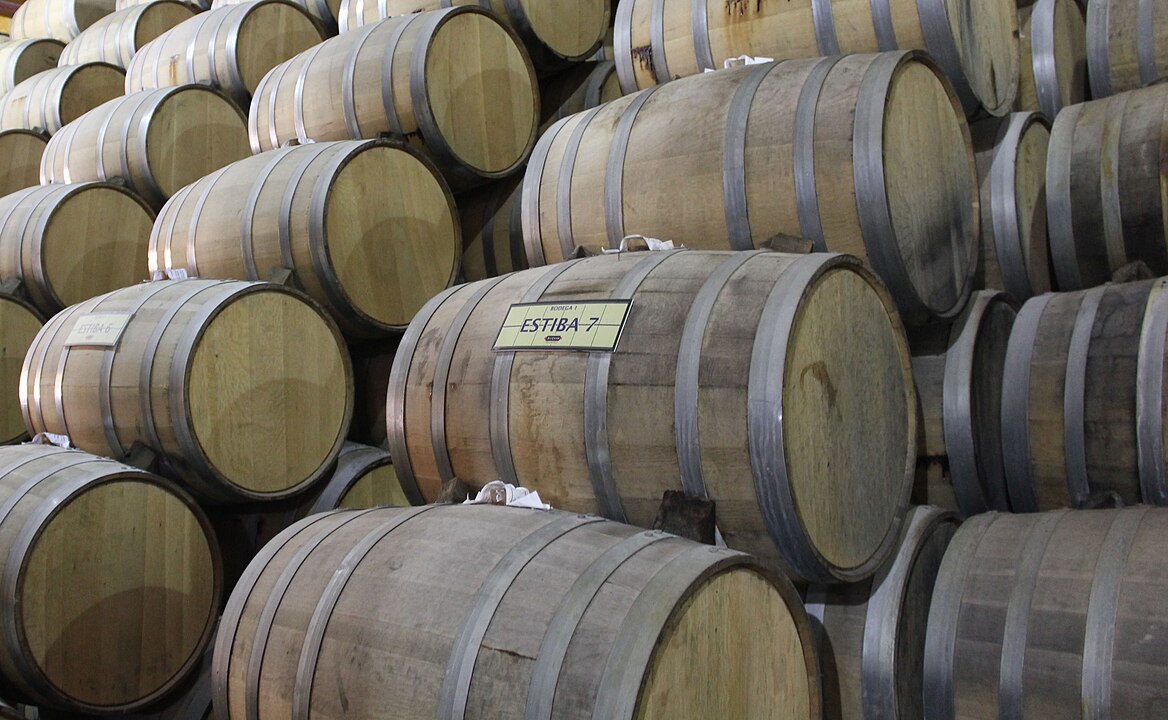 A Reposado descansa em barris de carvalho por pelo menos dois meses, adquirindo notas amadeiradas e cor levemente dourada.