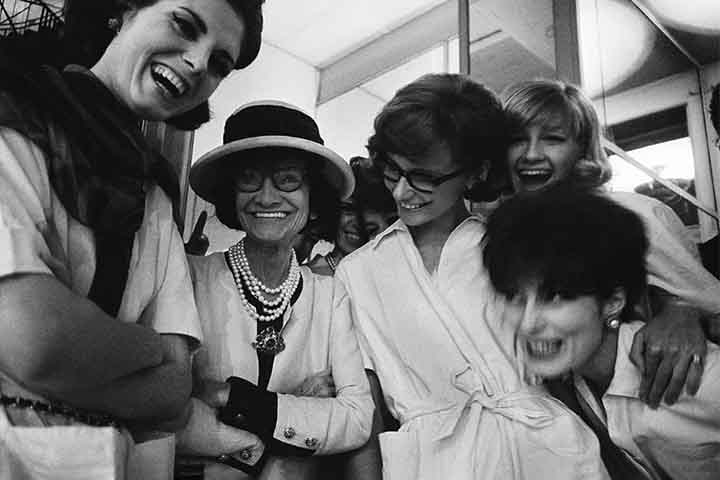 Em seguida, ela também apresentou um conceito inovador: peças femininas com linhas simples, confortáveis e sem espartilhos, libertando as mulheres do traje considerado opressivo.
