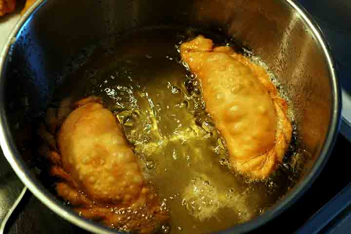 Embora sejam consideradas um alimento simples, as empanadas podem ser bastante calóricas, especialmente quando fritas. Uma empanada média de carne pode ter entre 200 e 350 calorias, dependendo da massa e do recheio.
