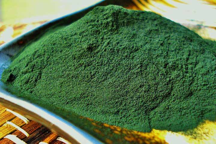 Contém antioxidantes como a ficocianina e o ácido gálico, que combatem os radicais livres e reduzem a inflamação no organismo. 