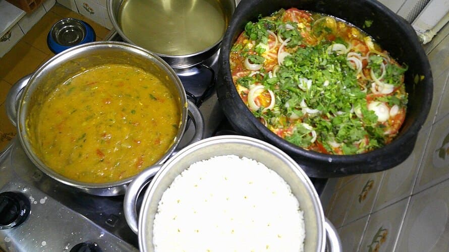 O pirÃ£o Ã© uma papa salgada feita com farinha de mandioca misturada em caldo quente, geralmente de peixe â?? o termo vem do tupi?â??mindipiâ??rÃµâ?, que significa â??ensopadoâ?.  