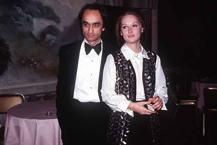 Durante o tratamento contra o câncer ósseo de Cazale, Streep aceitou um papel na série de TV Holocausto para ajudar a cobrir as despesas médicas do companheiro.