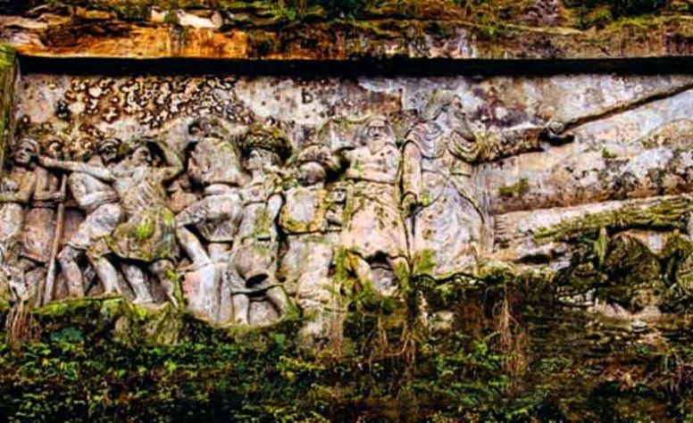 Painel 5 do Paredão de Esculturas – “Passagem do Mar Vermelho”- Paredão de Esculturas de Orleans une arte e fé em rochas às margens do Rio Tubarão - Reprodução do Livro, Esculturas do Paredão