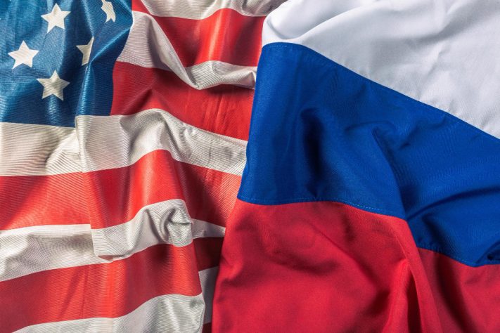 Bandeiras dos EUA e Rússia - Freepik/fabrikasimf