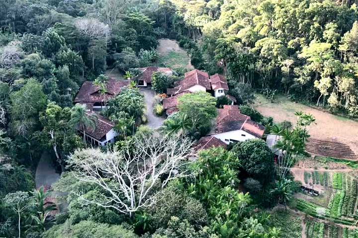 Além disso, apresentam trilhas ecológicas em áreas de mata nativa, com possibilidade de avistar espécies locais da fauna, com a experiência de ecoturismo.