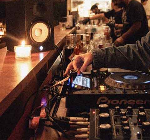 Listening Bars: entenda formato de bares de audição, uma onda que chegou ao Brasil