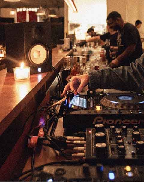 Listening Bars, têm forte adesão da chamada geração Z - Reprodução do instagram @caracolbar