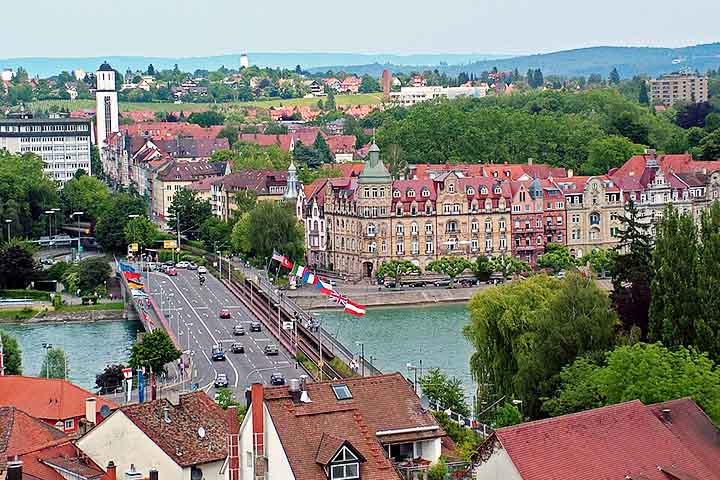 Constança, a maior cidade à beira do lago, destaca-se por seu centro antigo bem preservado, com construções medievais, catedrais e museus.