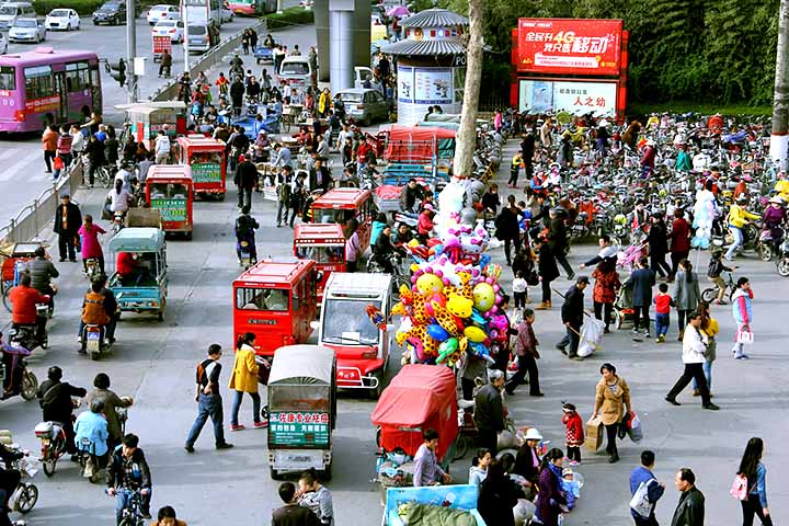Projeções apontam que esse número alcançará 400 milhões até 2035, enquanto o sistema de pensões pode se tornar insustentável até lá.

