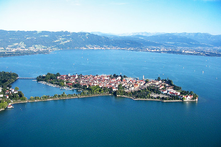 As margens alemãs, no sul de Baden-Württemberg e na Baviera, são conhecidas por suas cidades charmosas, como Lindau, conhecida por sua charmosa ilha.