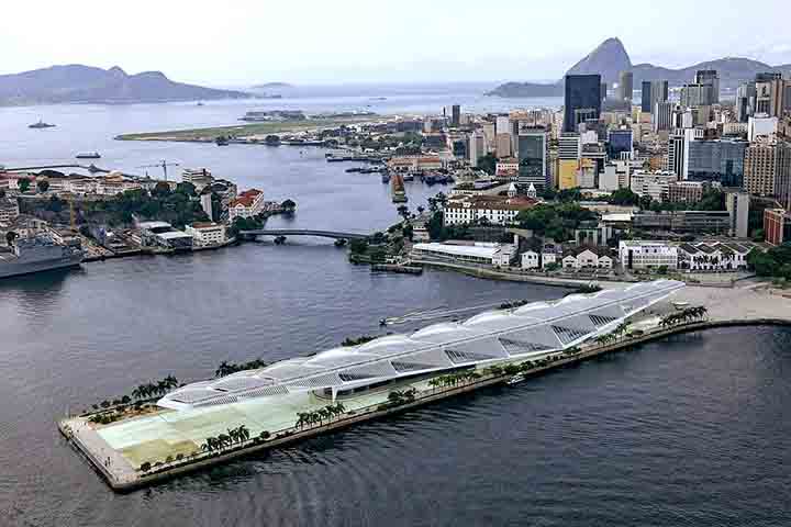 O Museu do Amanhã foi inaugurado no dia 17 de dezembro de 2015. A estrutura foi erguida ao lado da Praça Mauá, na zona portuária, e tornou-se símbolo da revitalização da região. 
