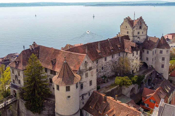 Já Meersburg é famosa por seu castelo medieval à beira da água, o que chama a atenção de turistas.