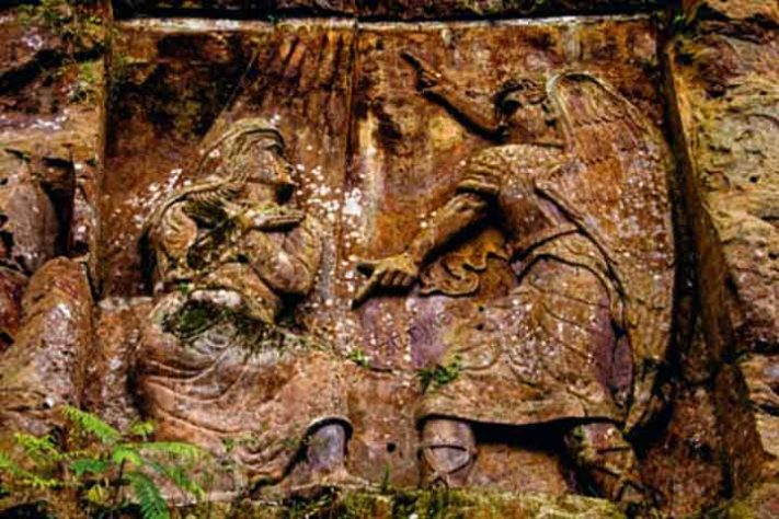 Painel 8 do Paredão de Esculturas – “A Anunciação do anjo”- Paredão de Esculturas de Orleans une arte e fé em rochas às margens do Rio Tubarão - Reprodução do Livro, Esculturas do Paredão