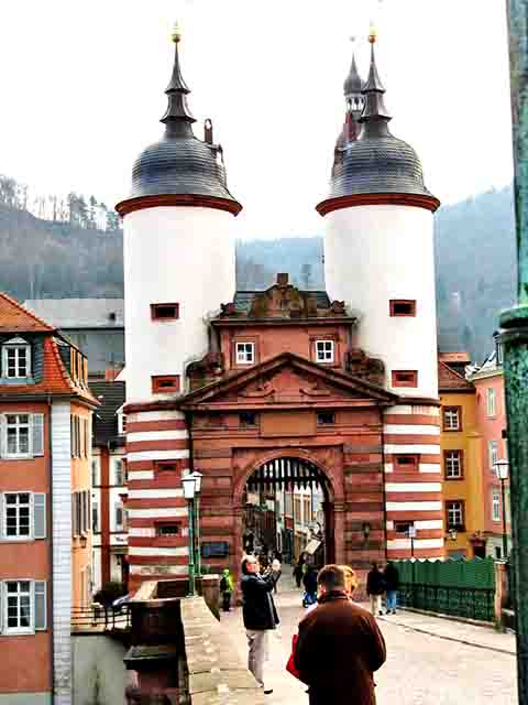 Uma das lendas mais curiosas de Heidelberg envolve Perkeo, um anÃ£o tirolÃªs que se tornou o guardiÃ£o oficial do grande barril durante o reinado do PrÃ­ncipe Eleitor Carl Philip.