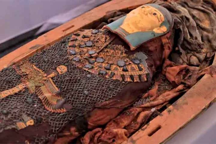 Sarcófago descoberto em antigo cemitério egípcio - 'Livro dos Mortos', (Livro do Surgimento do Dia) - antigo texto funerário egípcio - Reprodução/Facebook/Egyptian Ministry of Tourism & Antiquities
