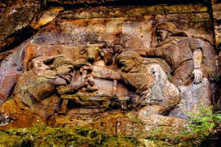 Painel 9 do Paredão de Esculturas – “O Nascimento de Cristo”- Paredão de Esculturas de Orleans une arte e fé em rochas às margens do Rio Tubarão - Reprodução do Livro, Esculturas do Paredão