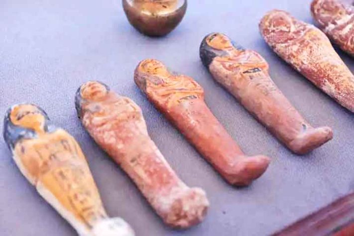 Estatuetas encontradas em antigo cemitério egípcio - 'Livro dos Mortos', (Livro do Surgimento do Dia) - antigo texto funerário egípcio - Reprodução/Facebook/Egyptian Ministry of Tourism & Antiquities