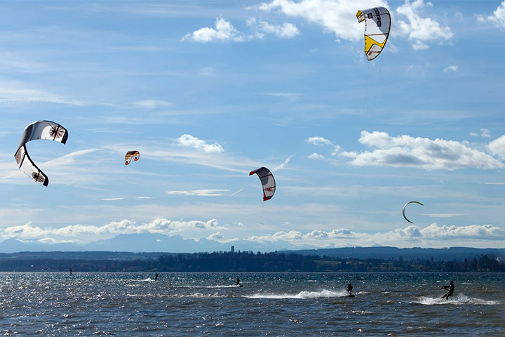 Esportes aquáticos, trilhas e passeios de barco também atraem turistas durante todo o ano.