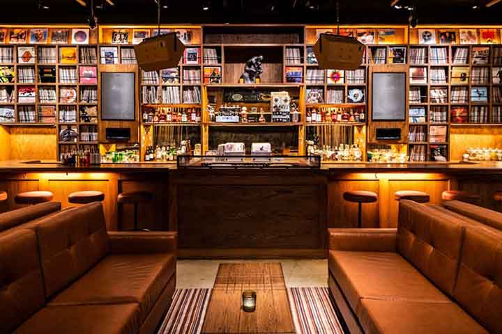 Outros exemplos são o Dante’s Hi-Fi, em Miami, o Tokio Music Bar, na Cidade do México, o Public Records, em Nova York, e o Rhinoçéros, em Berlim.
