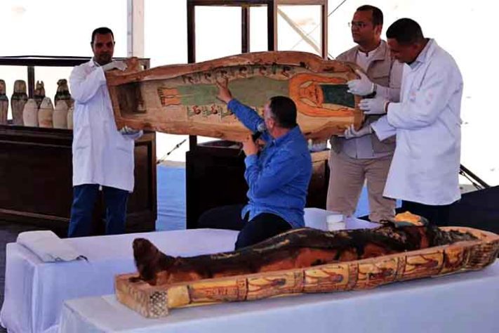 Exibição de sarcófago descoberto em cemitério de 3,5 mil anos no Egito - 'Livro dos Mortos', (Livro do Surgimento do Dia) - antigo texto funerário egípcio - Reprodução/Facebook/Egyptian Ministry of Tourism & Antiquities