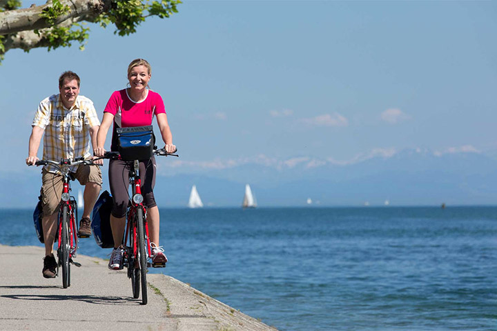 O Bodensee-Radweg, uma ciclovia que circunda o lago, é uma das mais populares da Europa, permitindo aos ciclistas explorar os três países. 